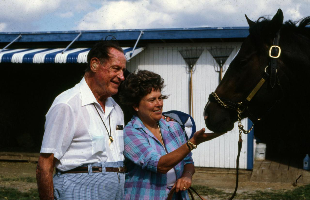 Virginia Kraft Payson and Charles Payson pose with their racehorse, Carr de Naskra.